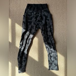 Men’s Lululemon athletic tights 3/4 length